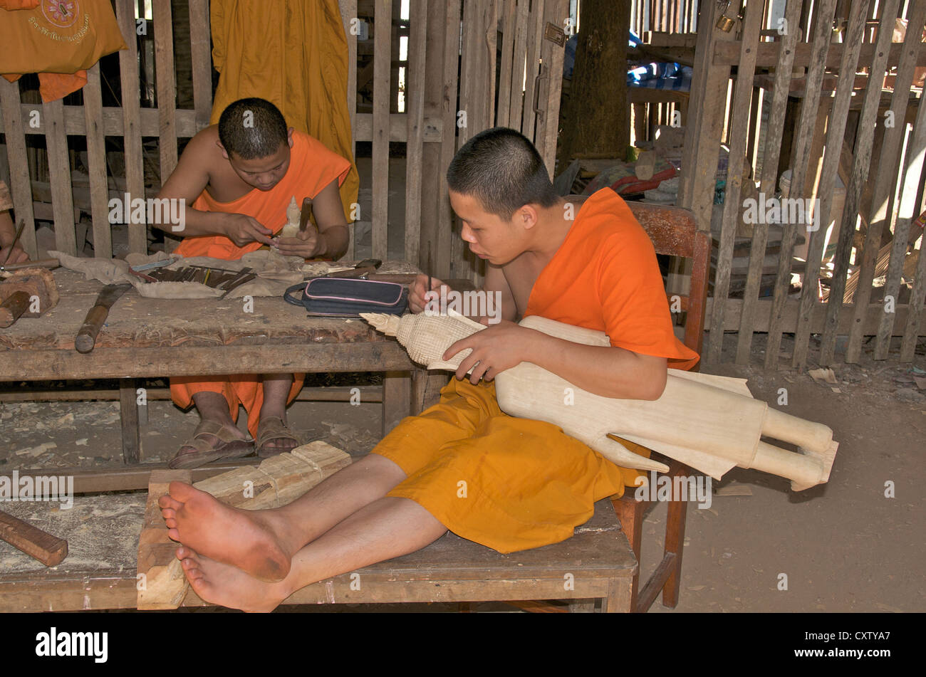 Mönche schnitzen Buddha Statuen Luang Prabang Laos Asien Stockfoto