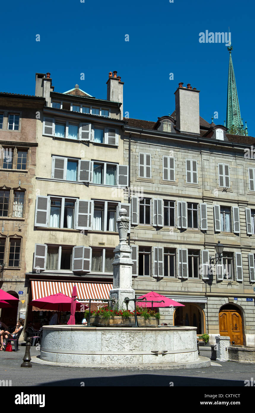 Brunnen auf dem Platz Place du Bourg-de-Four in der alten Stadt von Genf, Schweiz Stockfoto