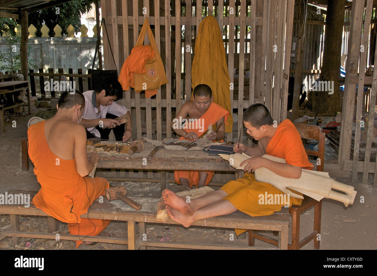Mönche schnitzen Buddha Statuen Luang Prabang Laos Asien Stockfoto