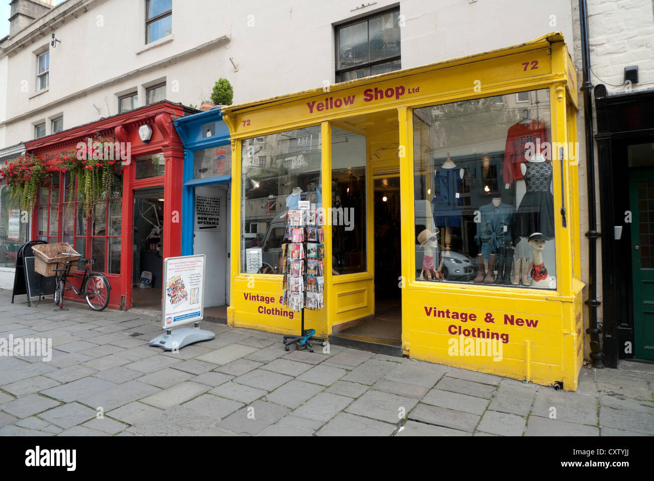 Außenansicht des gelben Shops in Walcot Street verkaufen Vintage & neue Kleidung Stadt Bath Spa, Avon, Somerset, England, UK Stockfoto