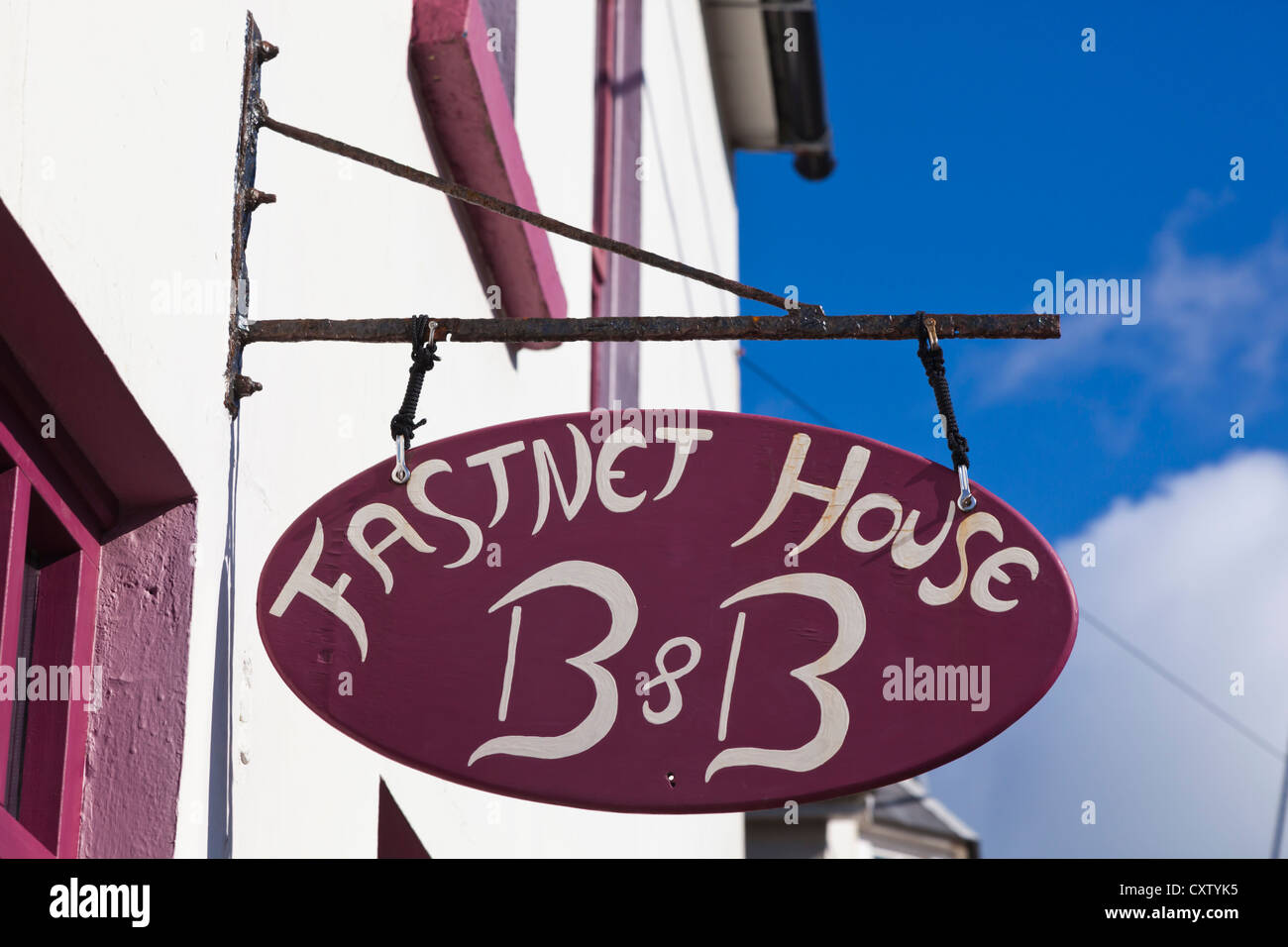 Baltimore, West Cork, Irland. Melden Sie sich für Fastnet B & B. Bed &amp; Breakfast. Typische irische Zeichen. Stockfoto