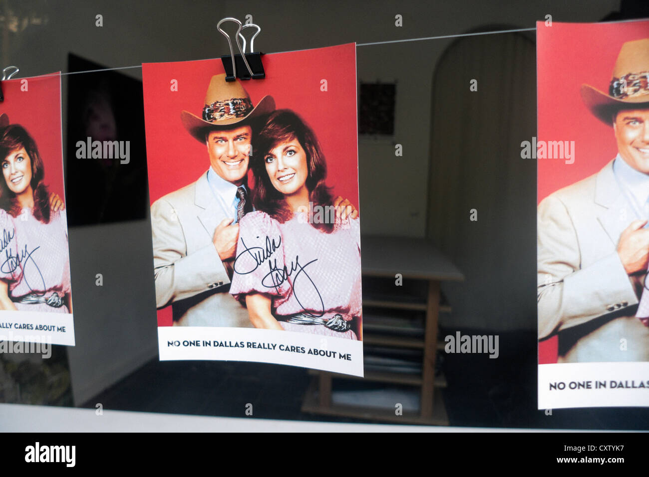Werbemittel Plakate von J.R. Ewing (Larry Hagman) und Sue Ellen (Linda Grau) des US-amerikanischen Drama Serie Dallas England UK KATHY DEWITT Stockfoto