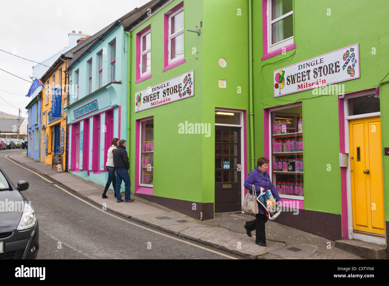 Dingle, County Kerry, Irland. Straßenszene in der Stadt. Süßwarenladen. Stockfoto