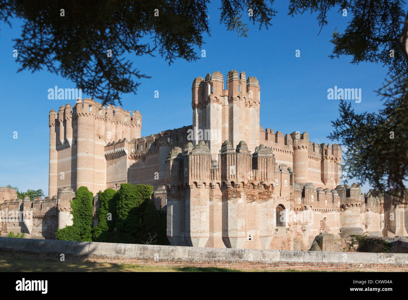 Koka, Provinz Segovia, Spanien. Castillo de Coca. Koka-Burg. Wichtiges Beispiel für die Militärarchitektur Mudéjar. Stockfoto
