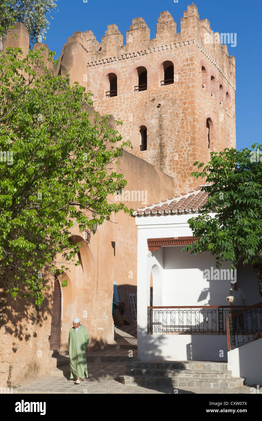 Chefchaouen, Marokko. Turm der Kasbah oder Burg, gesehen vom Place Outa El Hammam. Stockfoto