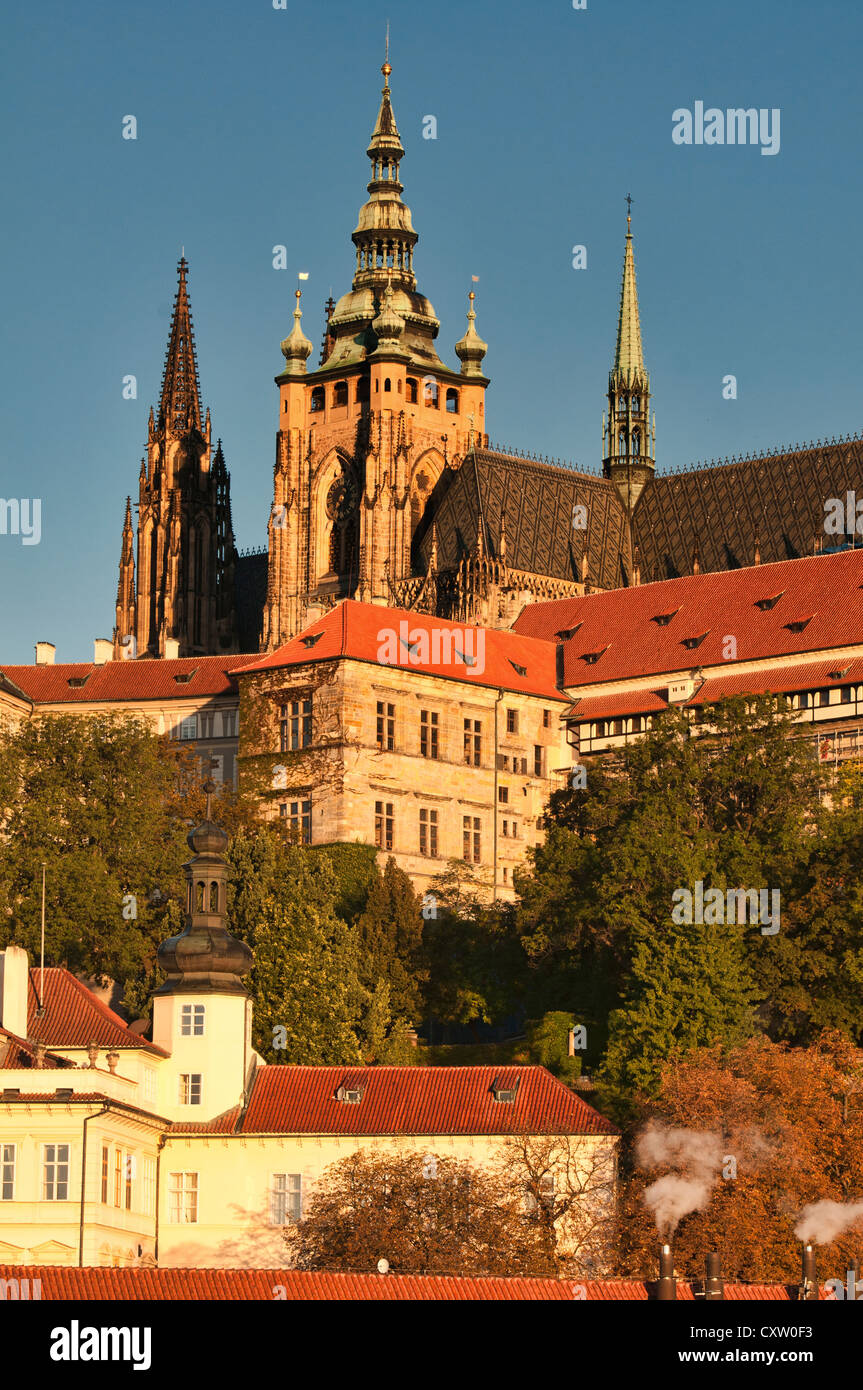 Prager Burg erhebt sich über der Stadt, Prag, Tschechische Republik Stockfoto