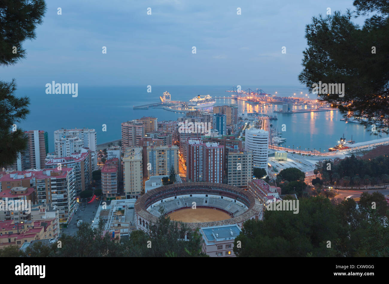 Malaga, Provinz Malaga, Costa Del Sol, Andalusien, Südspanien. Der Hafen von hoch über der Arena gesehen. Stockfoto