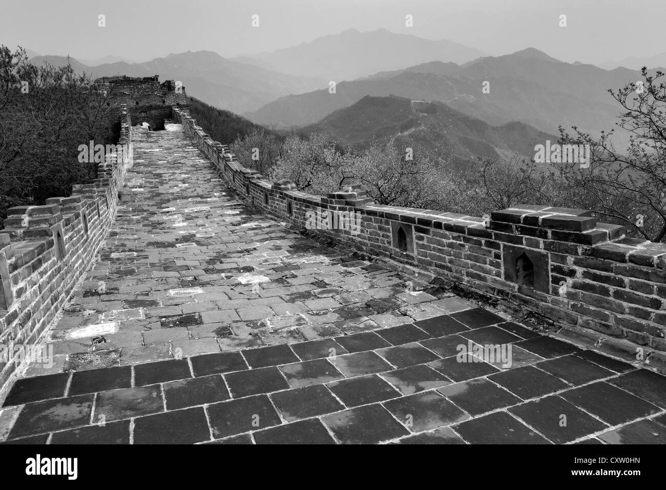 Schwarz / weiß-Bild von der chinesischen Mauer in der Nähe von Jinshanling Dorf, Provence, Peking, Asien. Stockfoto