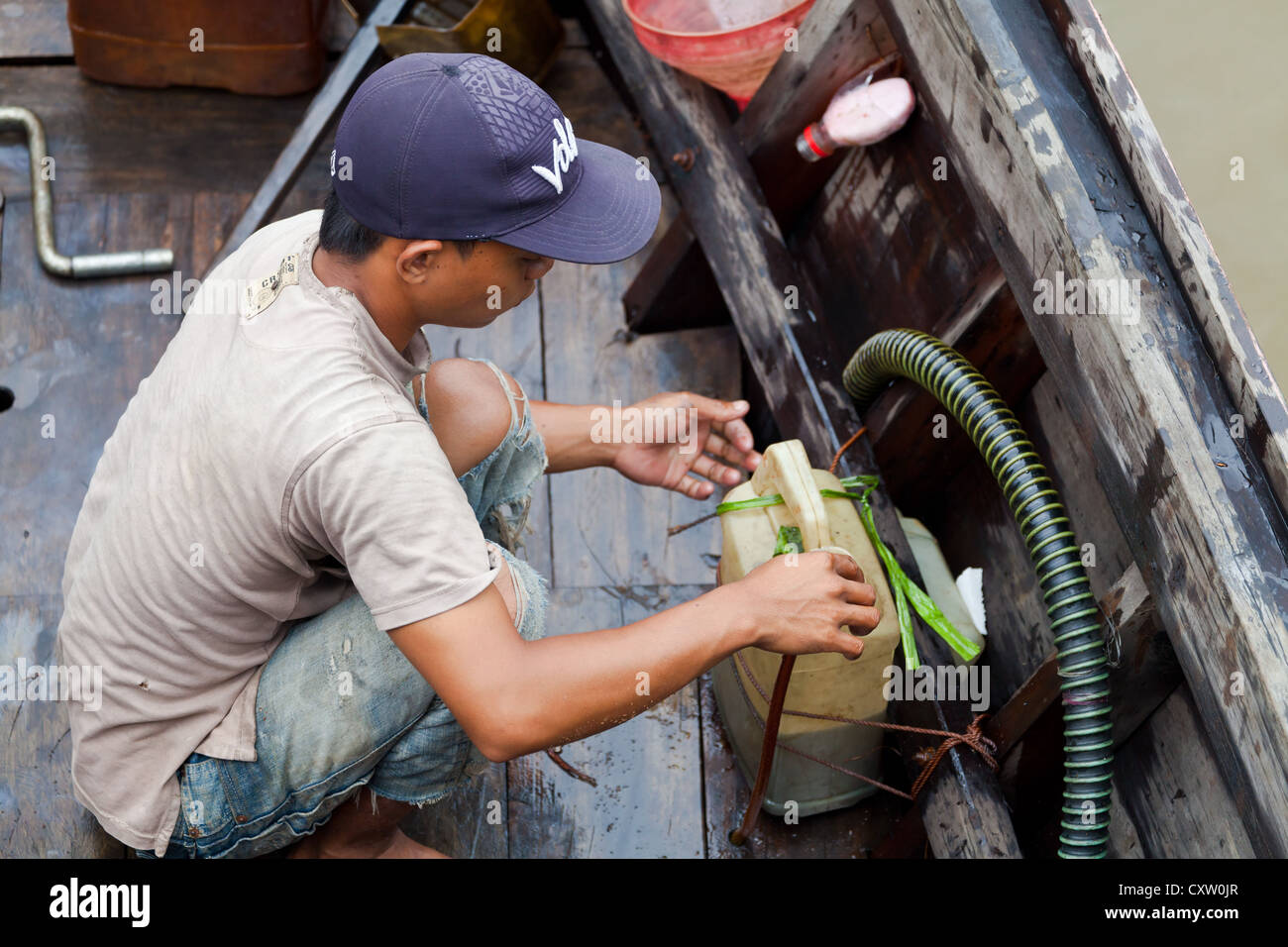 Mann auf einem Boot in Banjarmasin, Indonesien Stockfoto