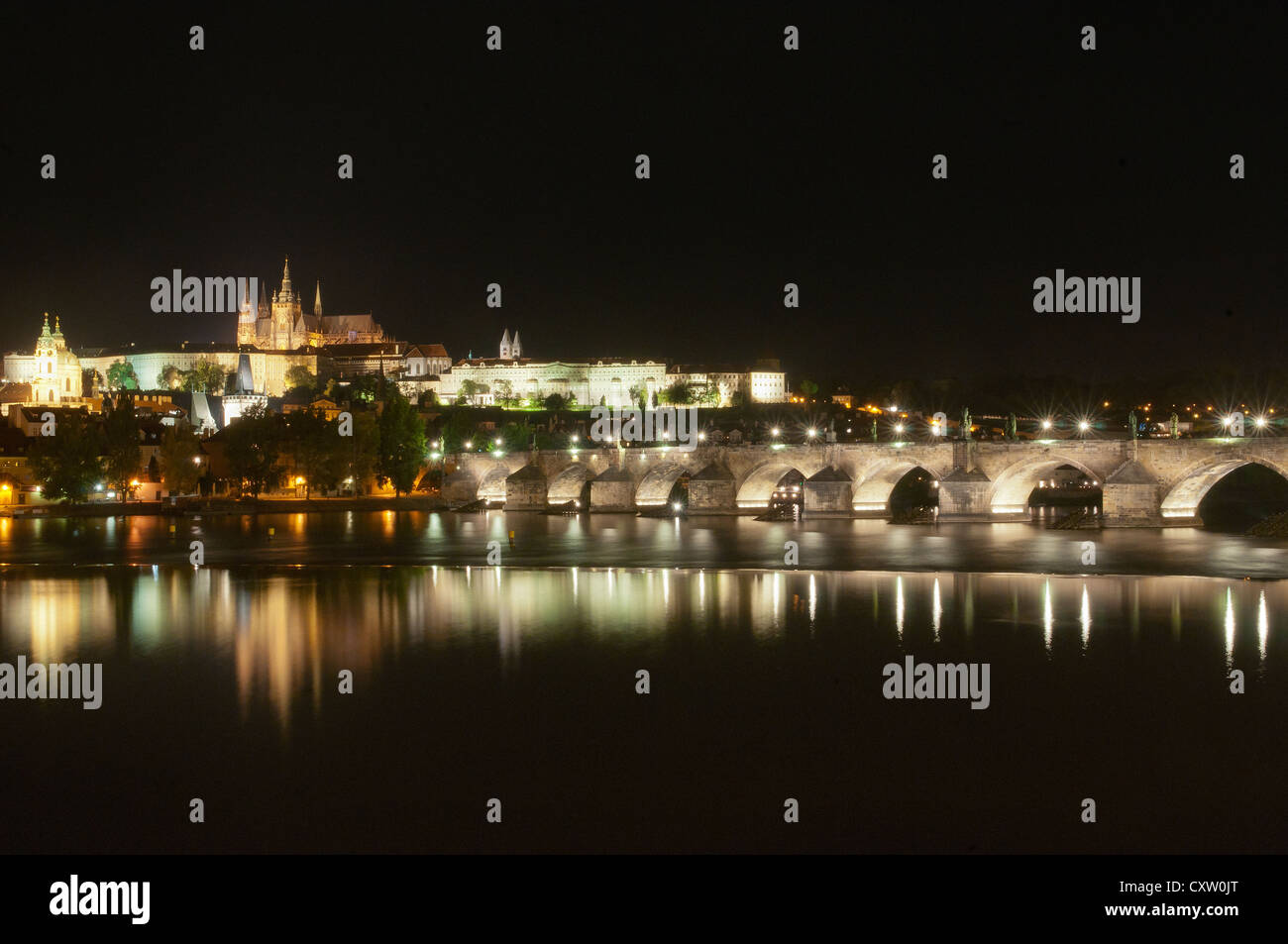 Prager Burg und die Karlsbrücke bei Nacht, Prag, Tschechische Republik Stockfoto