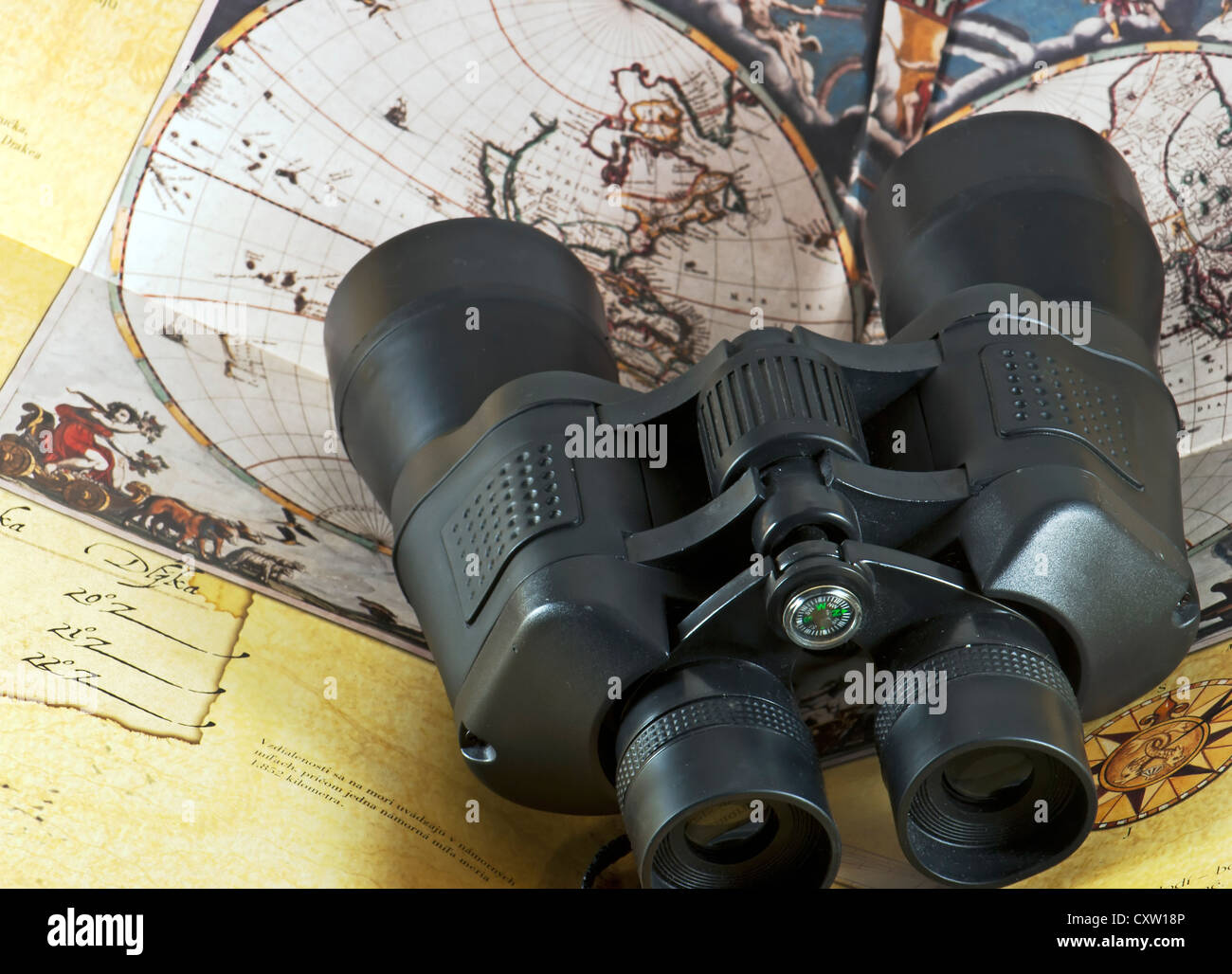 Von der Spitze des Fernglases auf antiken Karte anzeigen Stockfoto