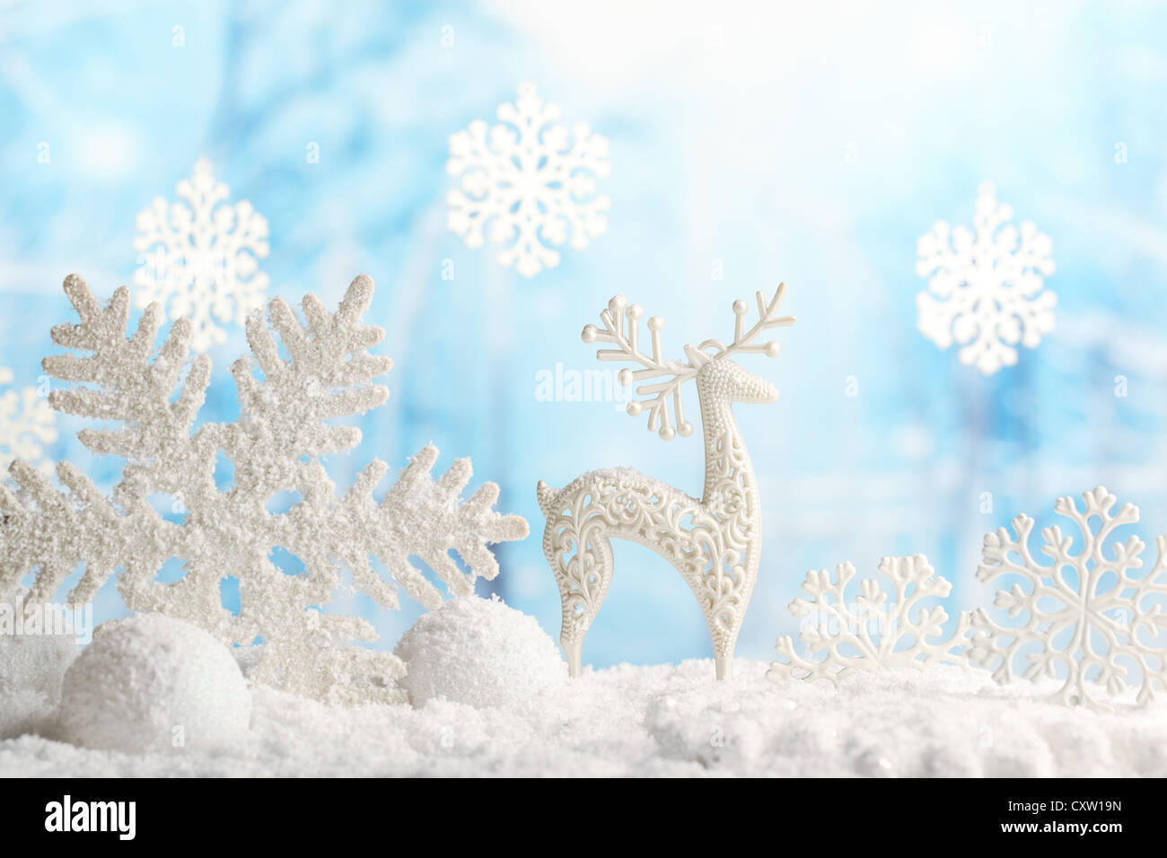 Christbaumschmuck auf Schnee. Stockfoto