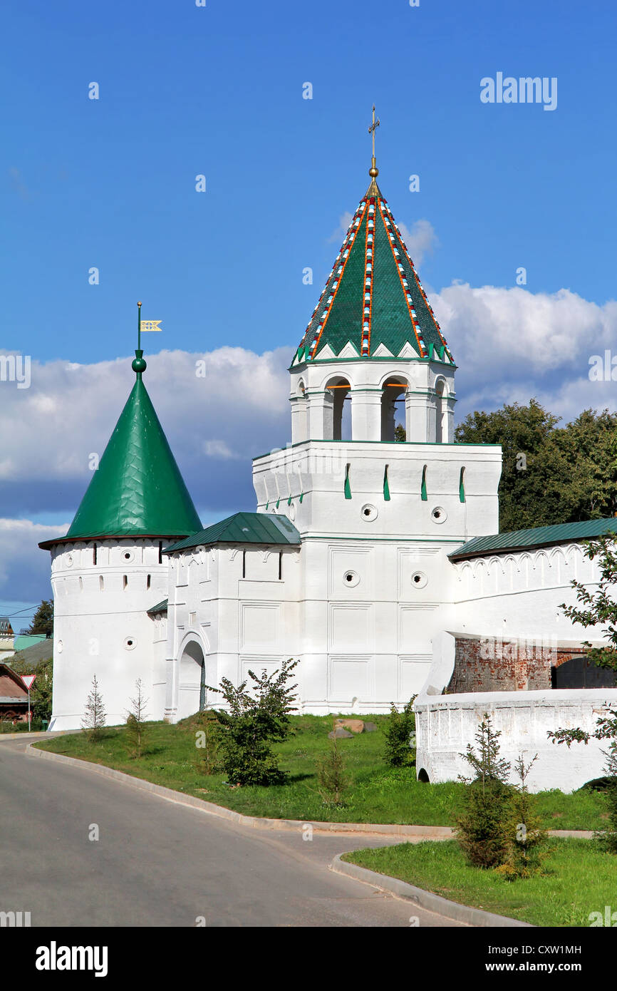 Mauern und Türme des Klosters Ipatjew in Kostroma, Russland Stockfoto