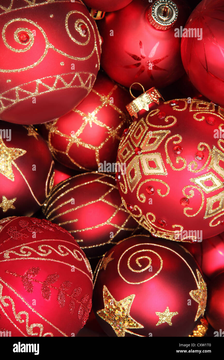 Nahaufnahme auf roten Weihnachtskugeln. Stockfoto