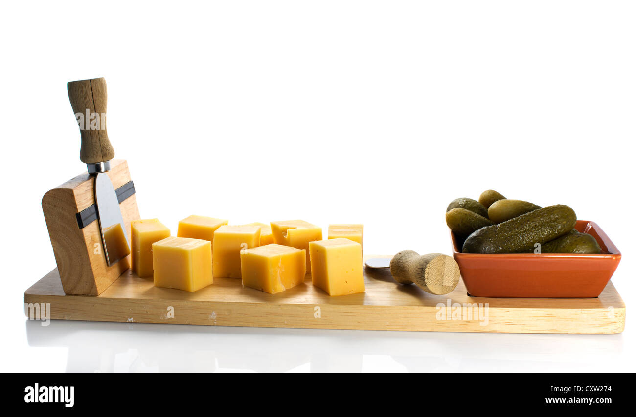 holländischen Käse und Gurke auf Holzplatte Stockfoto