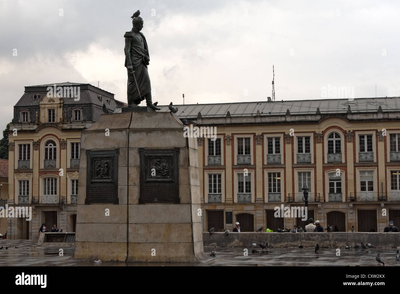 Statue von Simon Bolivar mit Alcaldia Mayor im Hintergrund, Plaza de Bolivar, Bogota, Kolumbien Stockfoto