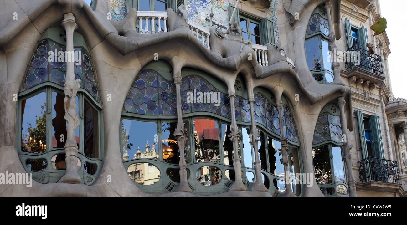 abstrakte Antoni Architektur Architektur Kunst künstlerischer Balkon blaues Gebäude Casa Katalonien Barcelona Stadtaufbau Stockfoto