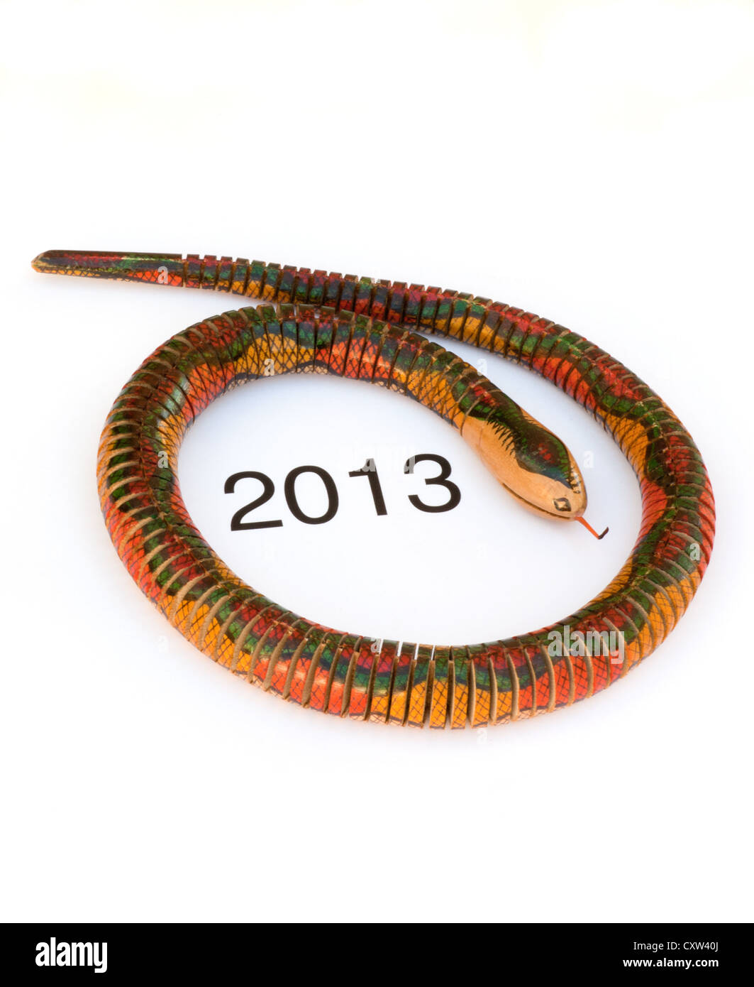 Holz-Schlange auf 2013 weißen Hintergrund Stockfoto