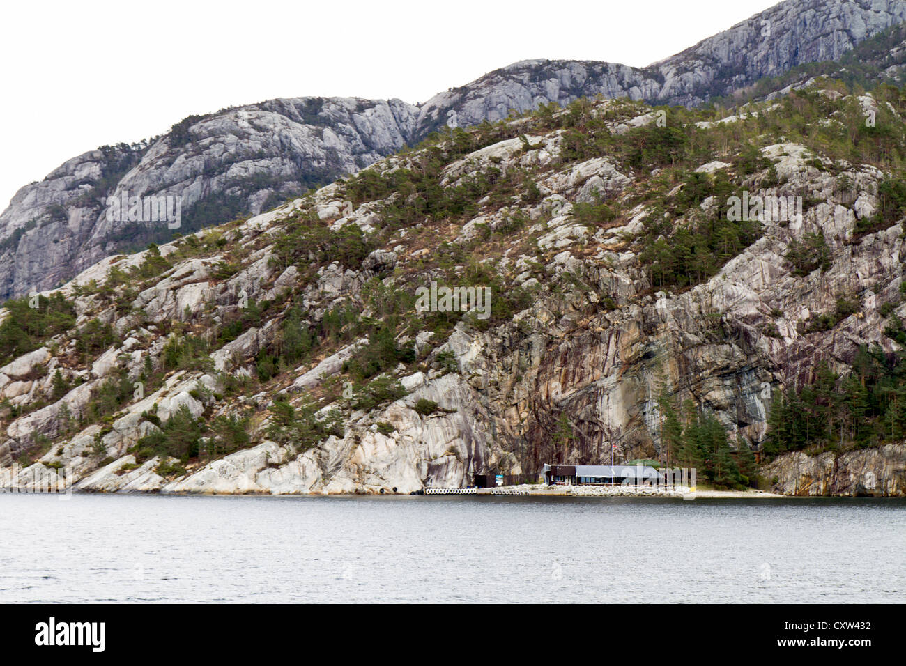 steilen Felsen an der Küste in Norwegen - horizontales Bild Stockfoto