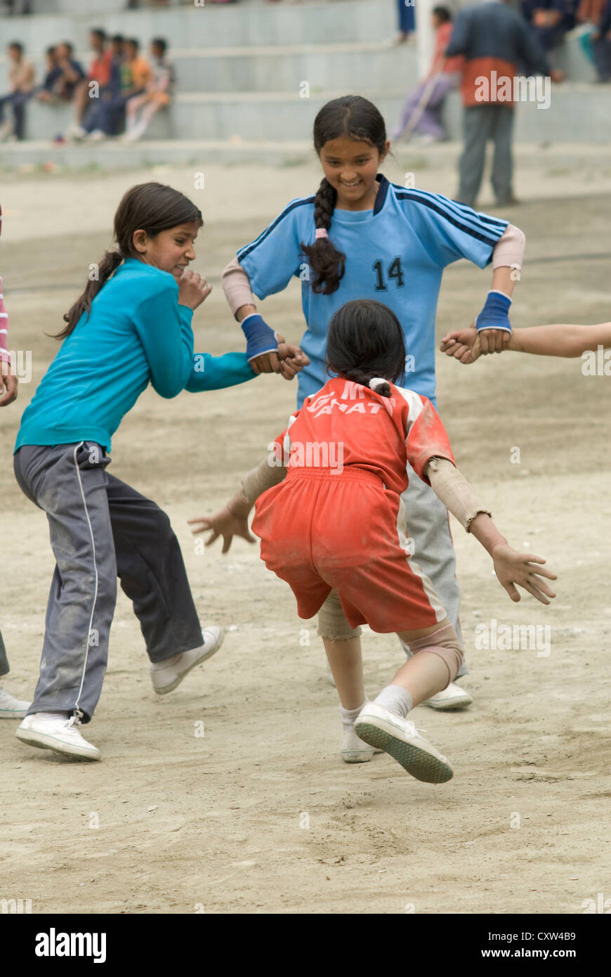 Mädchen aus verschiedenen Schulen konkurrieren bei Kabaddi in Keylong, Nord-Indien Stockfoto