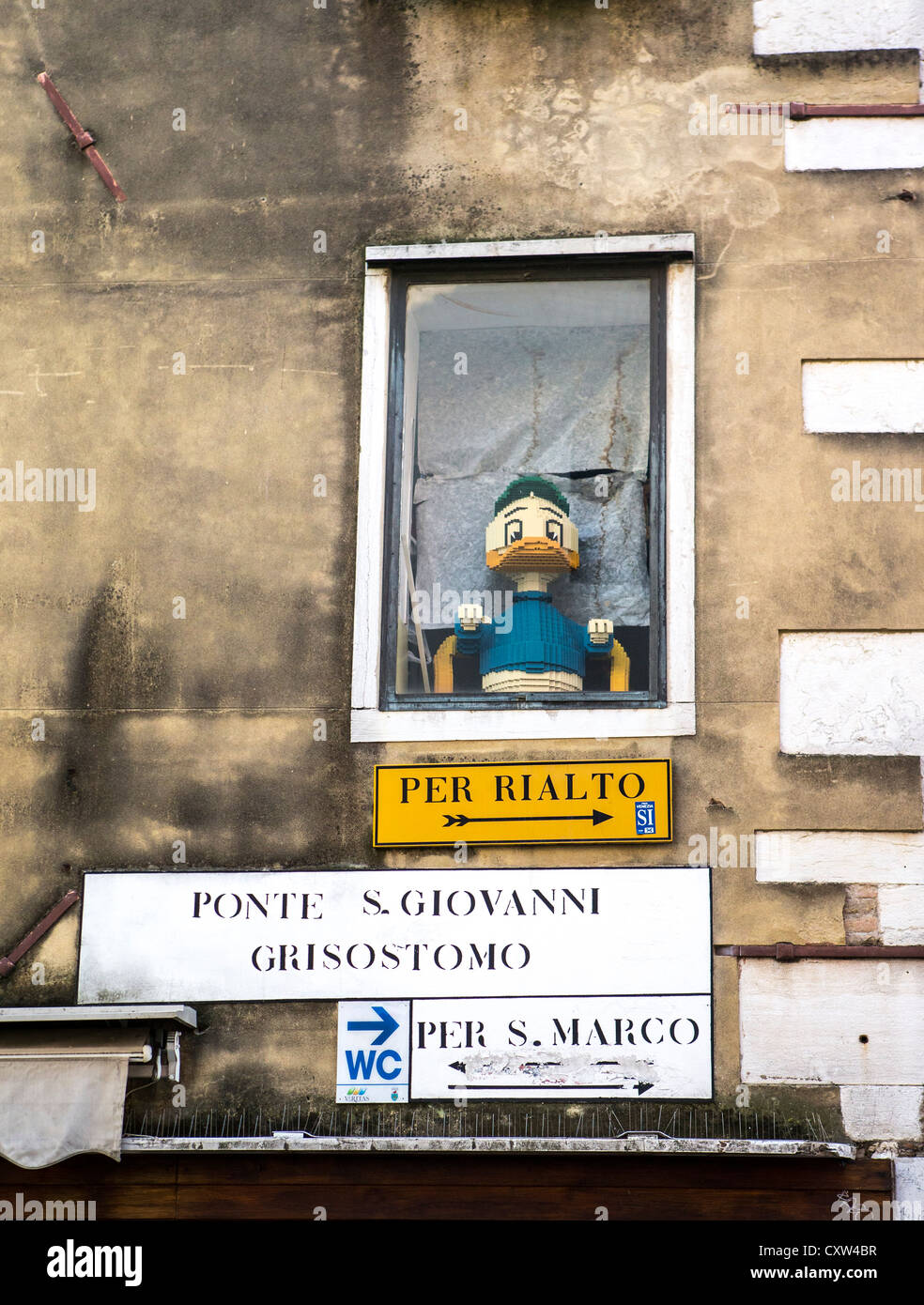 Walt Disneys ikonischen Charakter Donald Duck, nachgebildet in Lego und auf dem Display in einem Fenster in Venedig Stockfoto