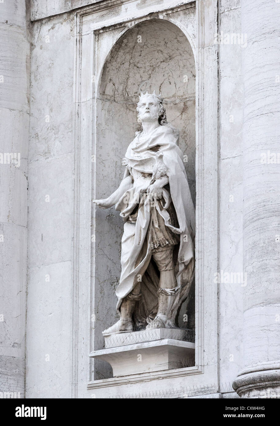 Statue von Roman General St Eustace in der Fassade der Kirche von St. Stae (Eustachius) in Venedig Stockfoto