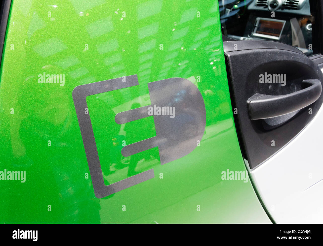 Detail der Elektroauto-Plug-in-Symbol auf SMART Elektroauto auf der Paris Motor Show 2012 Stockfoto