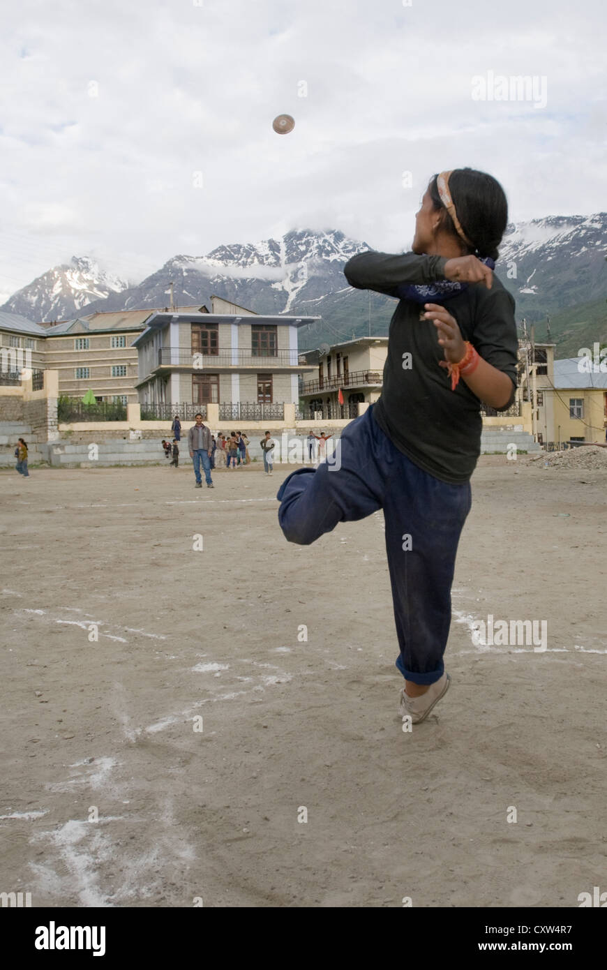 Ein Konkurrent wirft Diskus bei einem Schulen Sportveranstaltung in Keylong, Nord-Indien Stockfoto