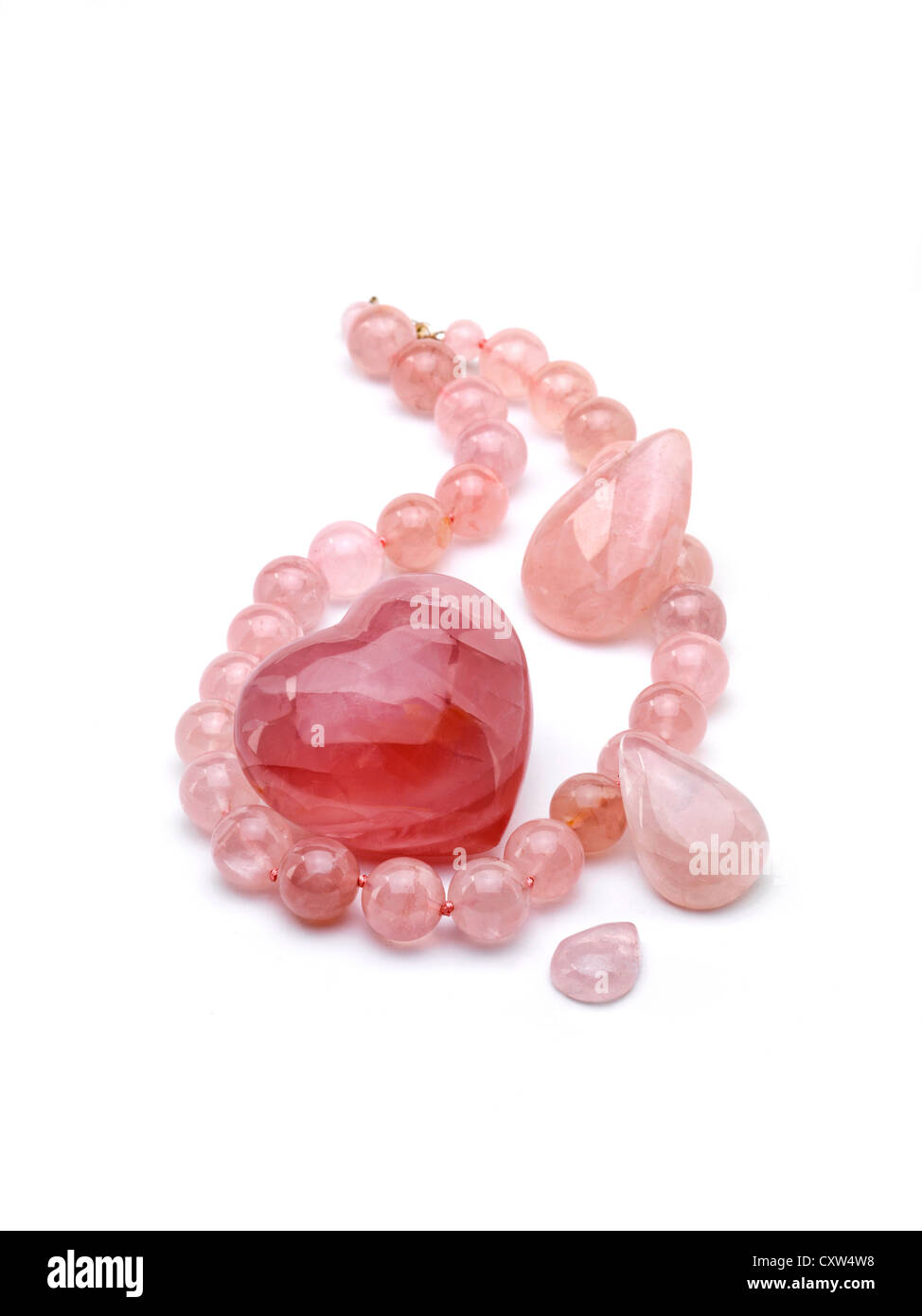 Rosa Perlenkette mit einem Herz auf weißen Hintergrund isoliert Stockfoto