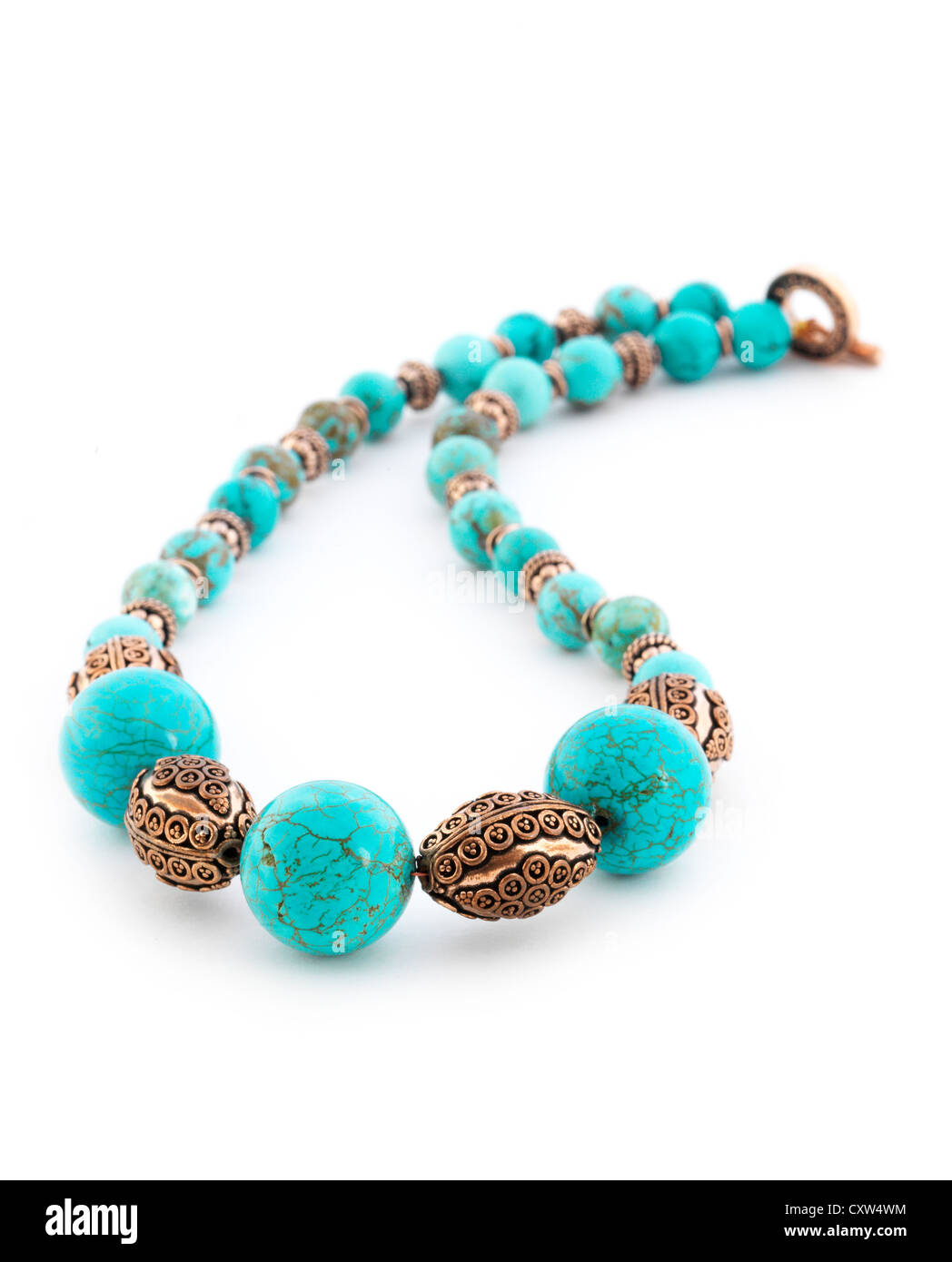 Türkis, braune Halskette auf weißen Hintergrund isoliert Stockfoto