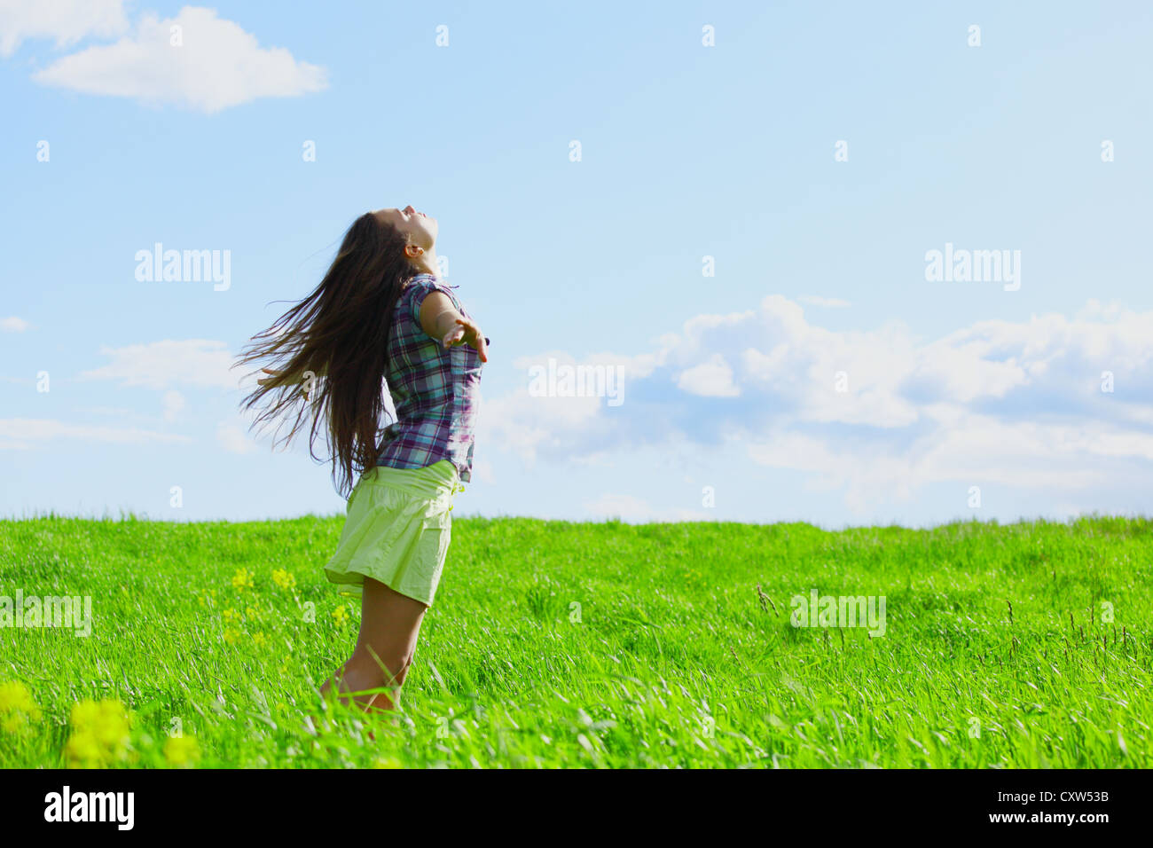Frau auf grünen Sommerwiese Freiheit spüren Stockfoto