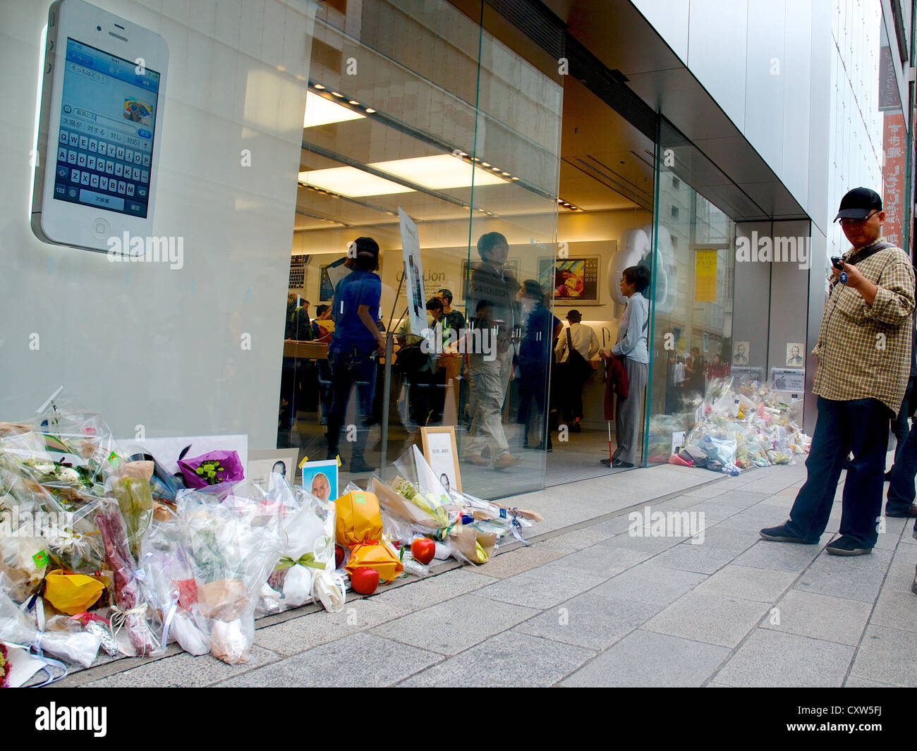 Hommage an Steve Jobs außerhalb Ginza-Apple-Store in Tokio, Japan. 15. Oktober 2011 Stockfoto