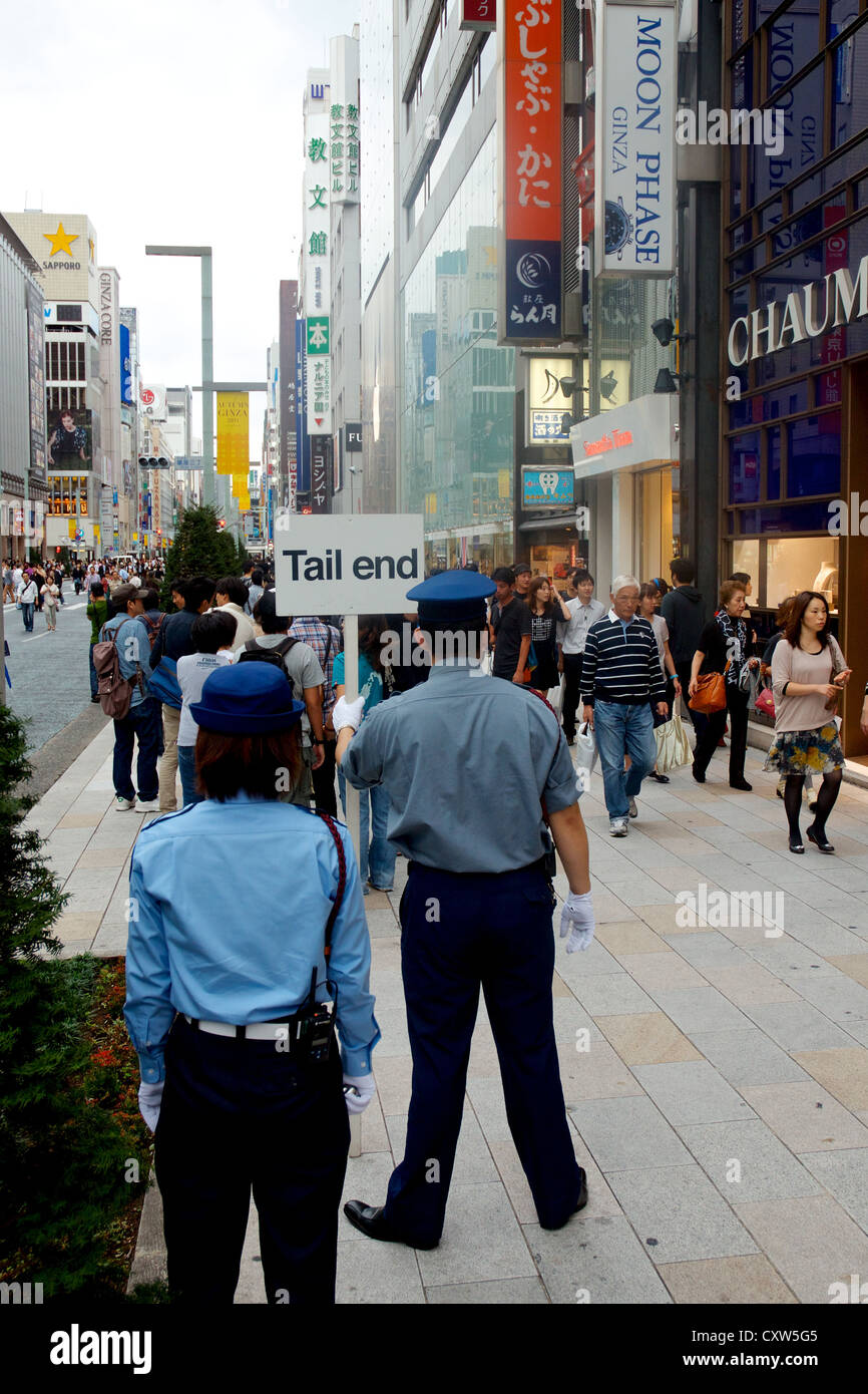 iPhone 4 s Warteschlange in Ginza Apple Store, 15. Oktober 2011 Stockfoto