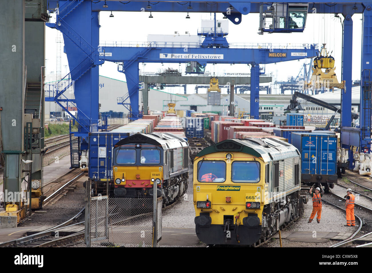 DRS (links) und Freightliner Güterzug bereit, die Schiene zu den Hafen von Felixstowe, Suffolk, UK terminal verlassen. Stockfoto