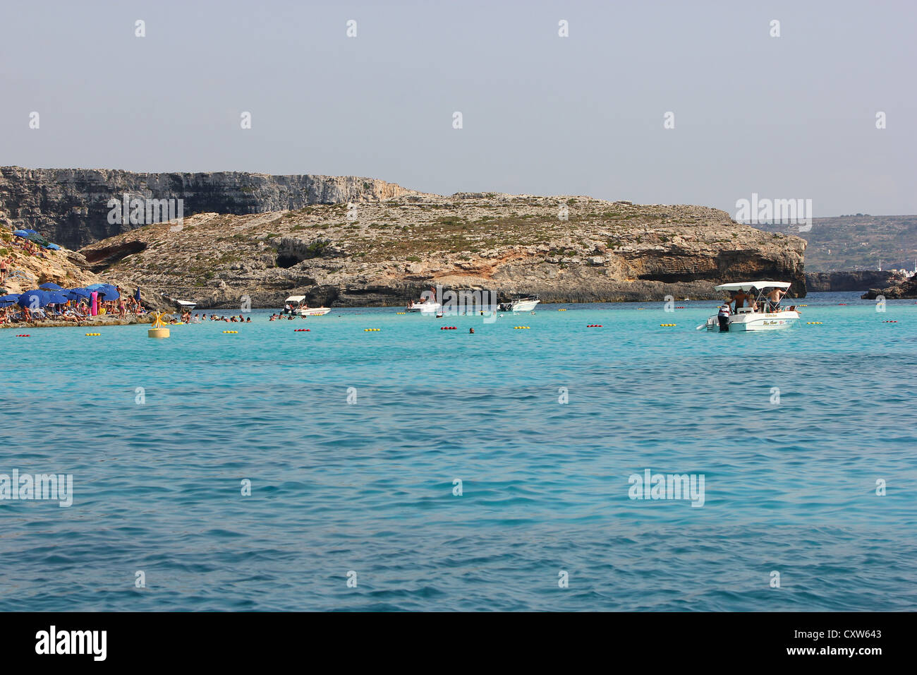 Bild des Meeres der Insel Comino, Malta, blaues Wasser, Felsen, Turism, Touristen, Meer, Boot, leuchtende Farben, Meer Stockfoto