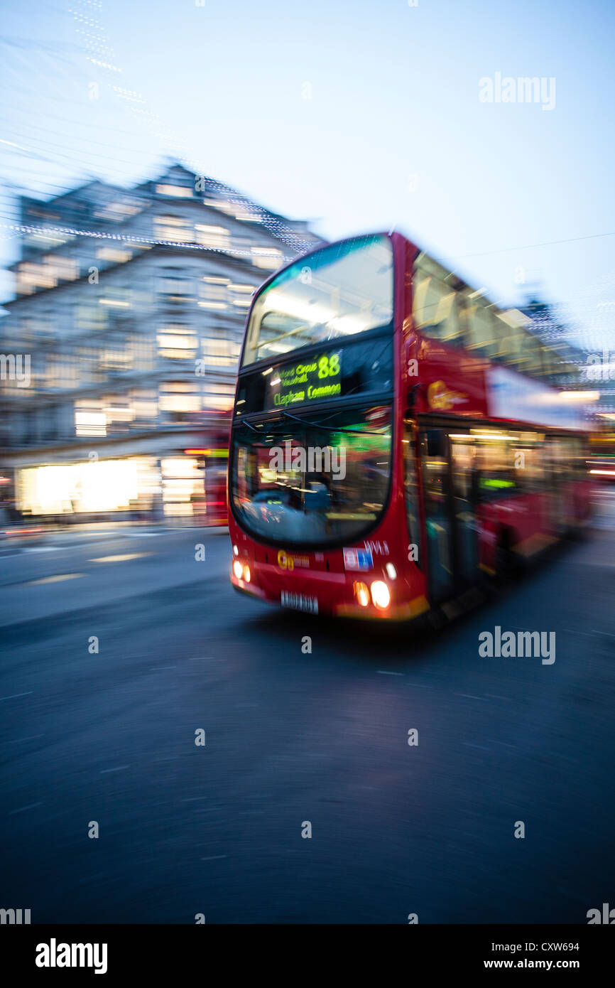 London Bus in Bewegung - Bewegung London Bus, Red London Bus, Bewegungsunschärfe Stockfoto