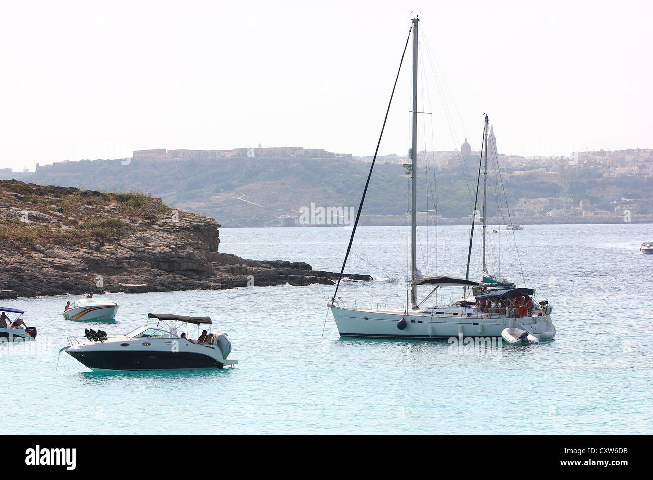 Malta, ein Bild der schönen blauen Lagune, blaues Wasser, Felsen, Boote, Reisen, Natur, Meer, blau-türkisfarbenes Meer Stockfoto