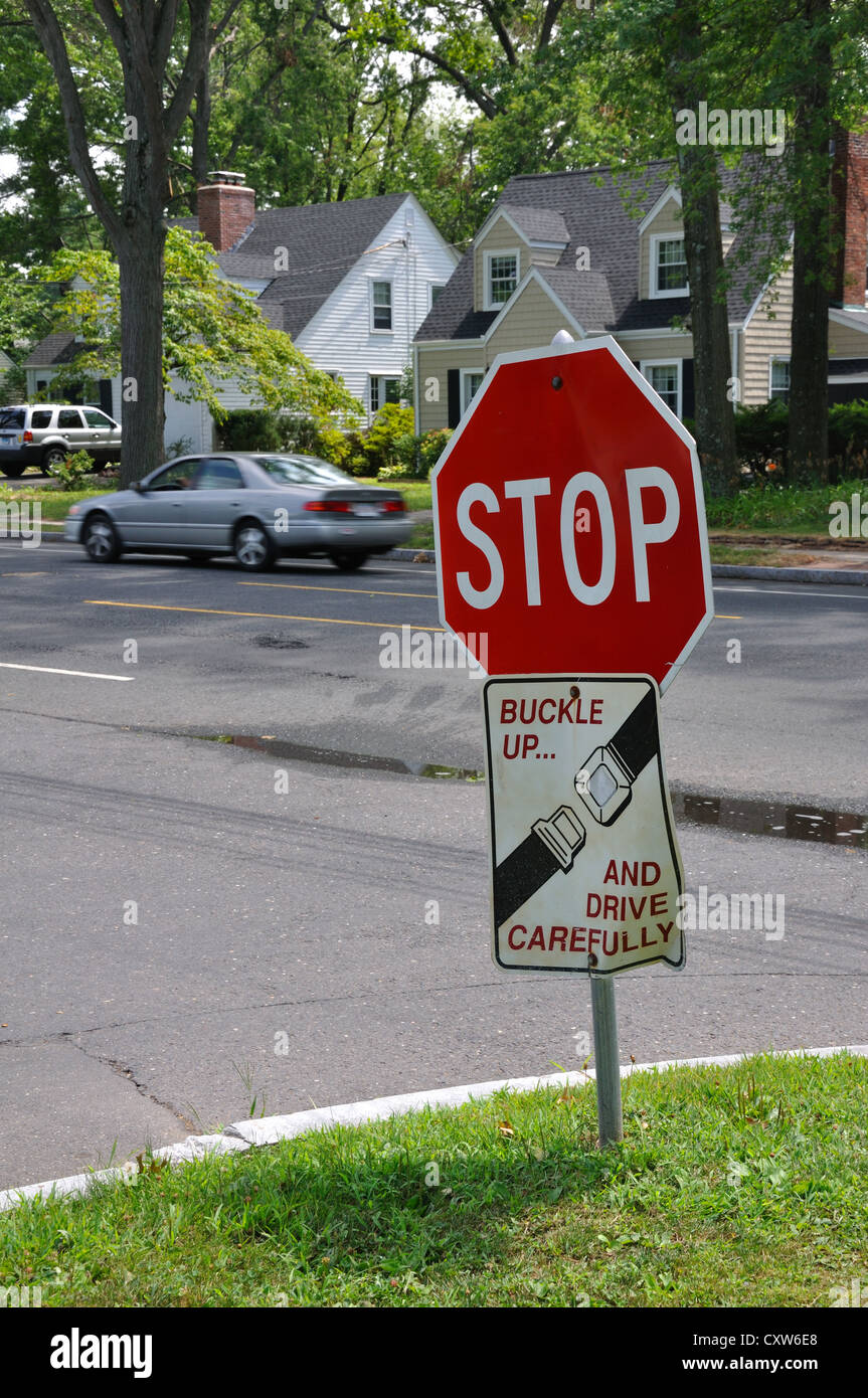 Stop-Schild und Schnallen Sie sich Erinnerung, West Hartford, Connecticut, USA Stockfoto