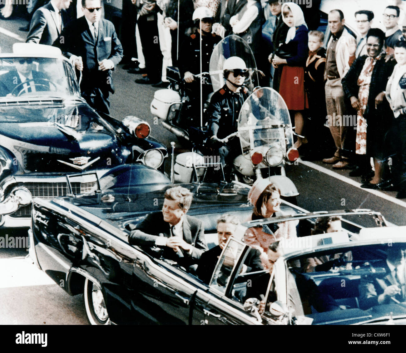 KENNEDY-ERMORDUNG. Präsident sitzenden nächstes an seine Frau Jacqueline Minuten bevor er am 22. November 1963 getötet wurde. Siehe unten Stockfoto