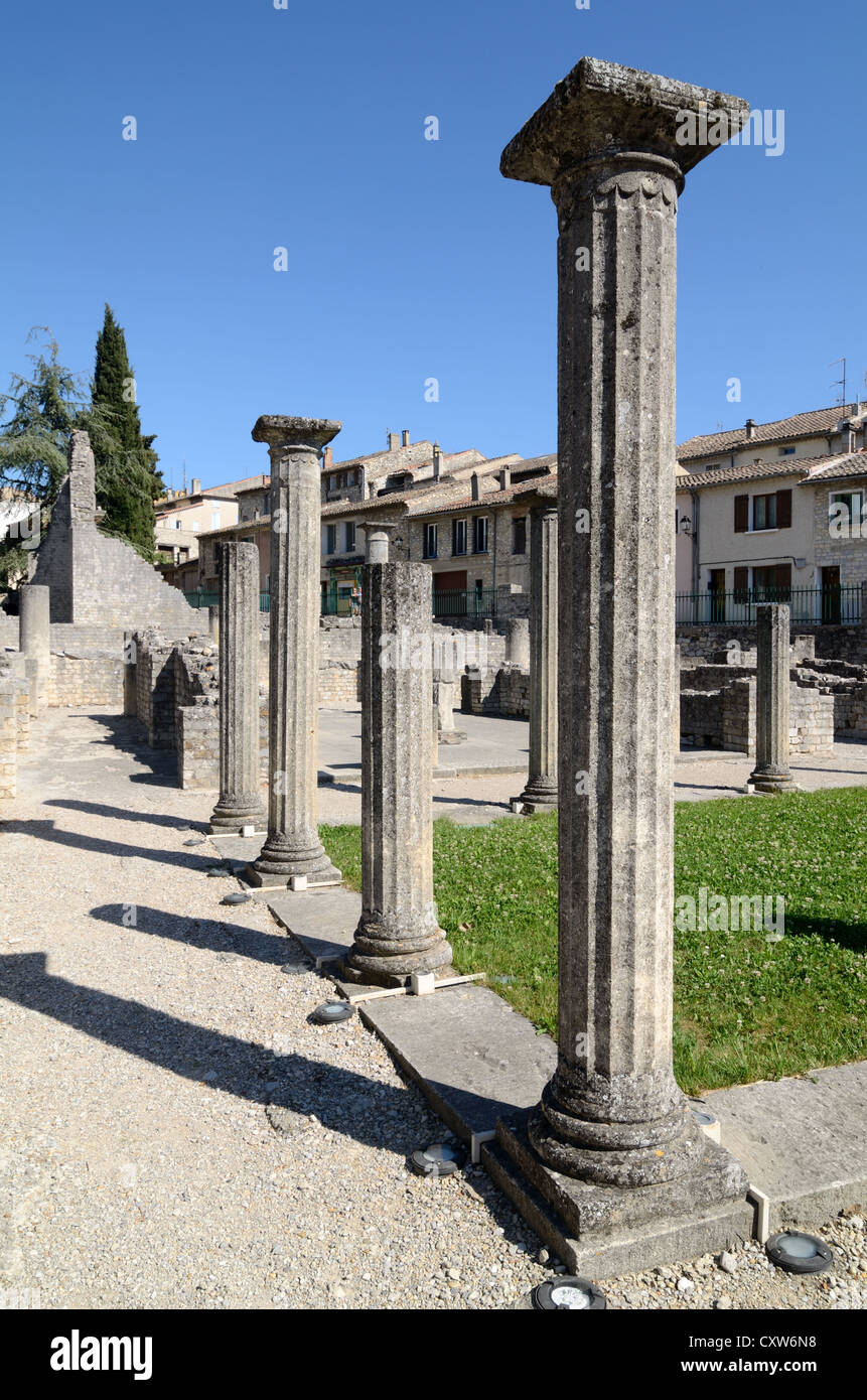 Klassische römische Architektur zeigt Säulen des römischen Maison au Buste d'Argent oder römischen Hofhaus oder Villa Vaison-la-Romaine Provence Frankreich Stockfoto