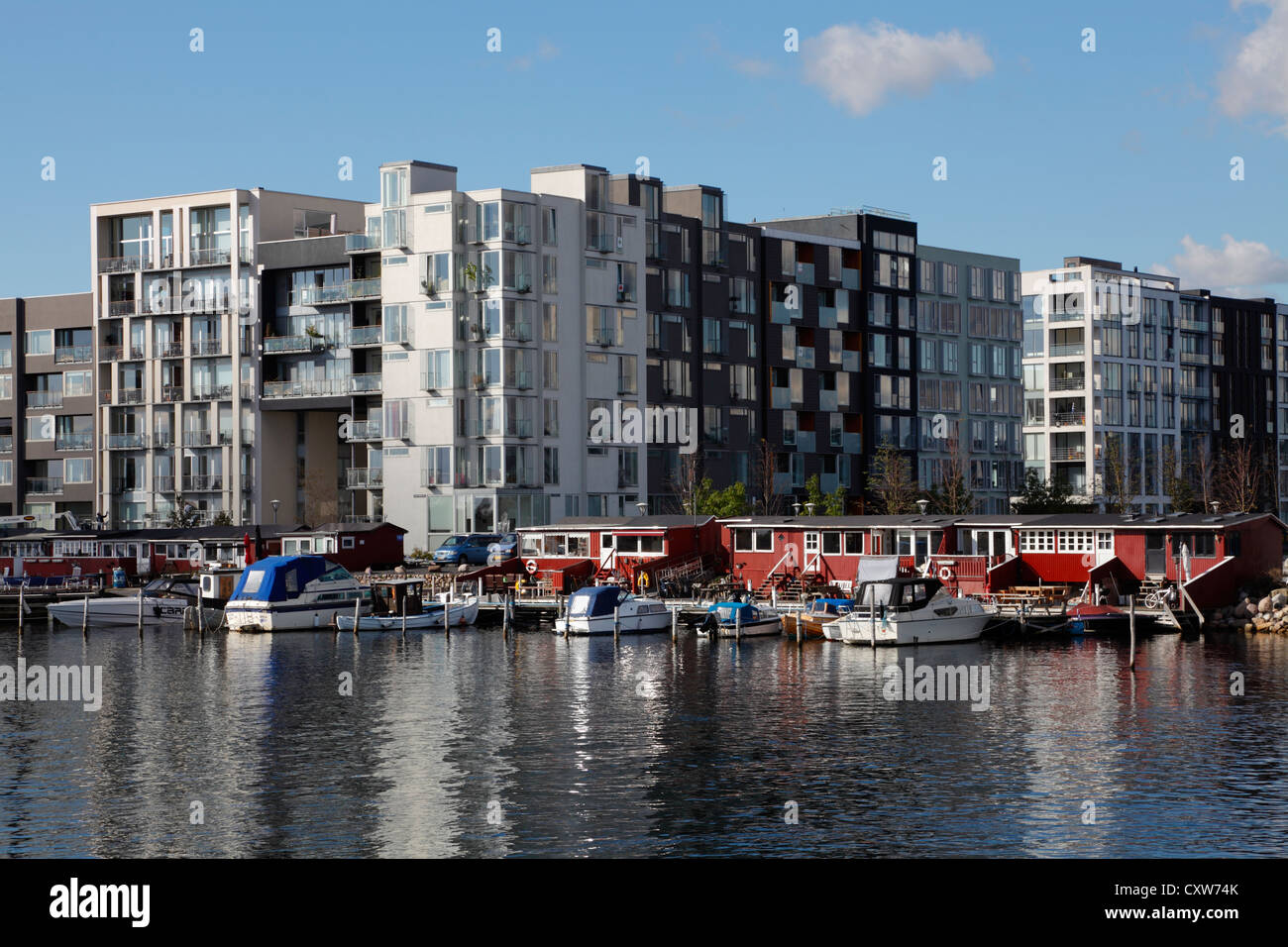 Moderne Wohnhäuser mit Venedig - wie Kanäle zwischen den Gebäuden in Kopenhagen Sluseholmen, einer ehemaligen Industriebrache. Stockfoto