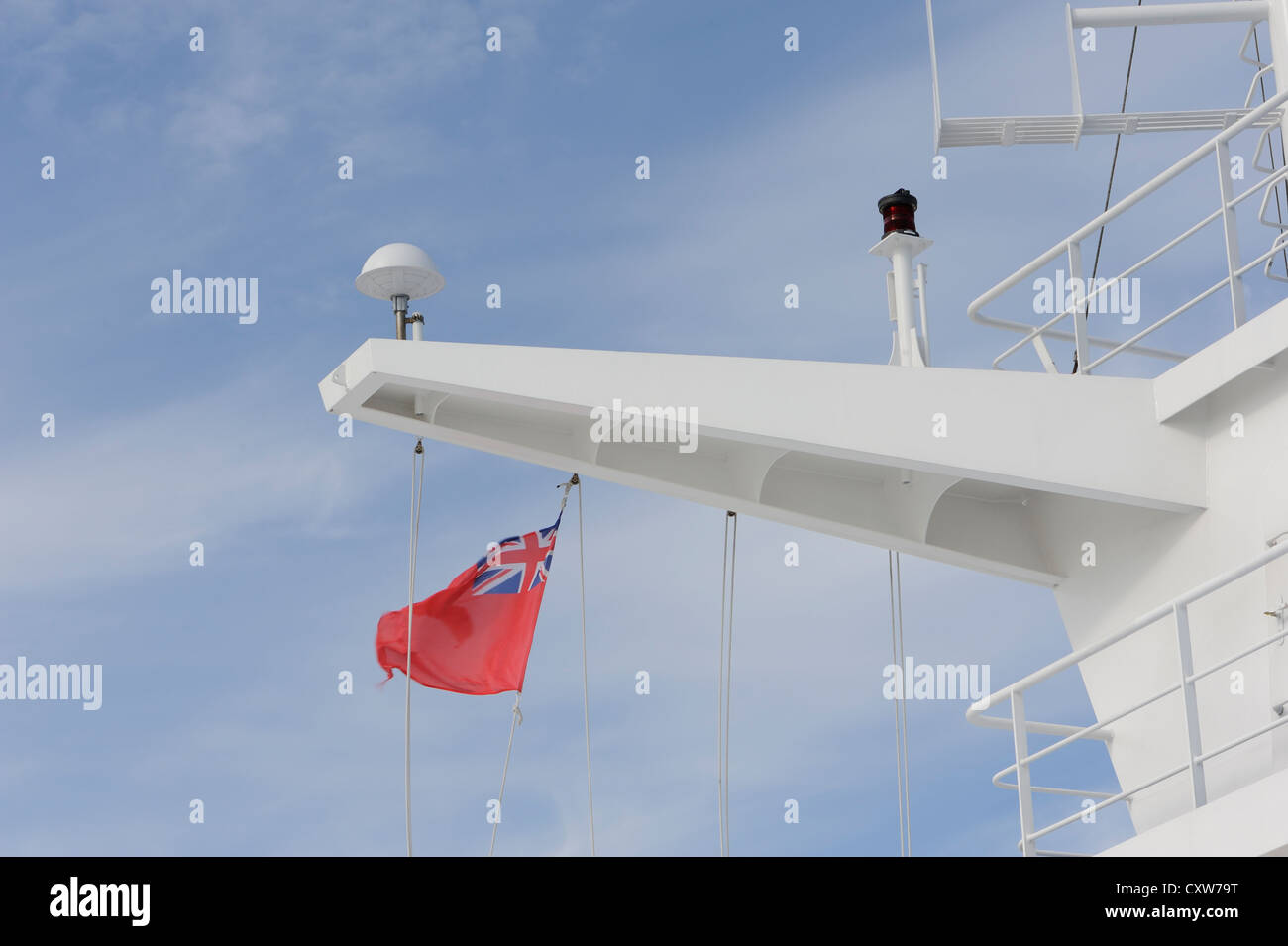 Aufbau einer Fähre fliegen ein Red Ensign. Golf von Biskaya. 19 Jun 12 Stockfoto