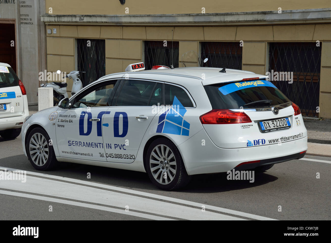 Lokalen Taxi, Via Carlo Montanari, Verona, Provinz Verona, Veneto Region, Italien Stockfoto