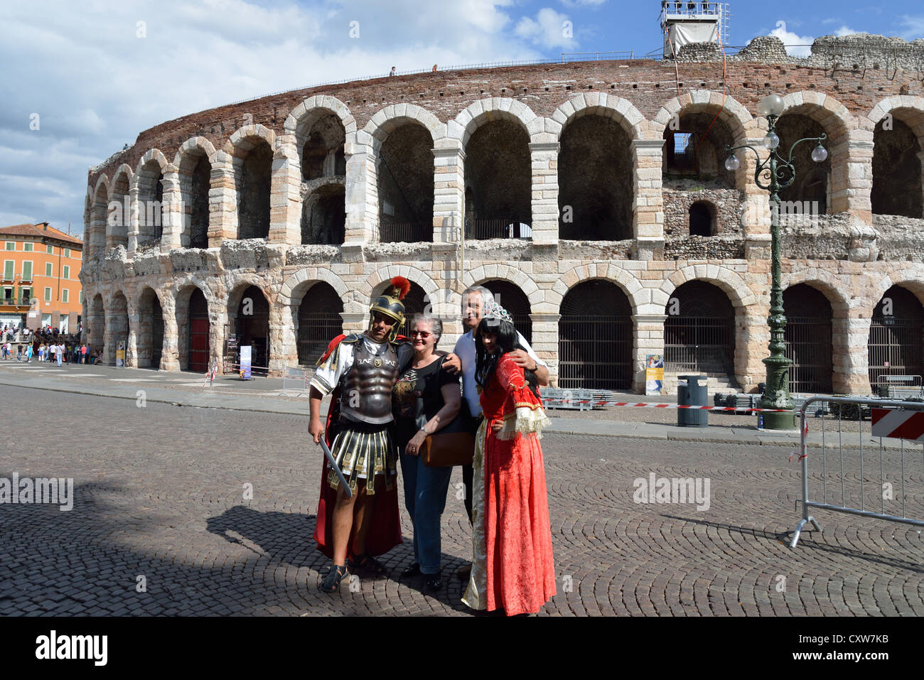 Römischen Zeichen außerhalb der Arena von Verona, Piazza Bra, Verona, Provinz Verona, Veneto Region, Italien Stockfoto