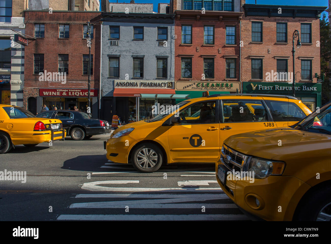 New York City, NY, USA, gelbe Taxis fahren auf der Sixth Avenue in Greenwich Village, Manhattan, Verkehr in New York City Stockfoto