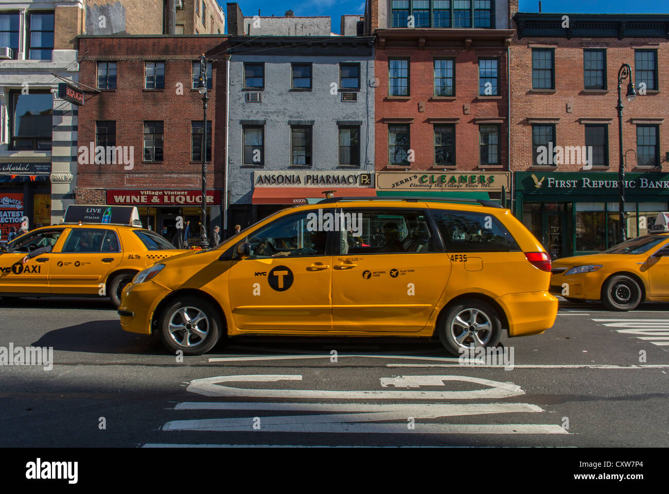 New York City, NY, USA, gelbe Taxis fahren auf der Sixth Avenue im Greenwich Village-Bereich, Manhattan Stockfoto