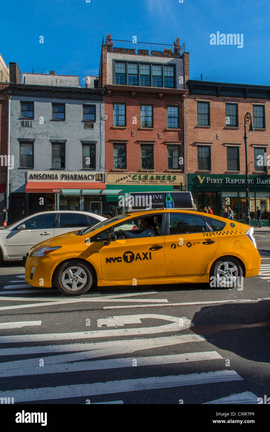 New York City, NY, USA, gelbe Taxis fahren auf der Sixth Avenue im Greenwich Village-Bereich, Manhattan Stockfoto