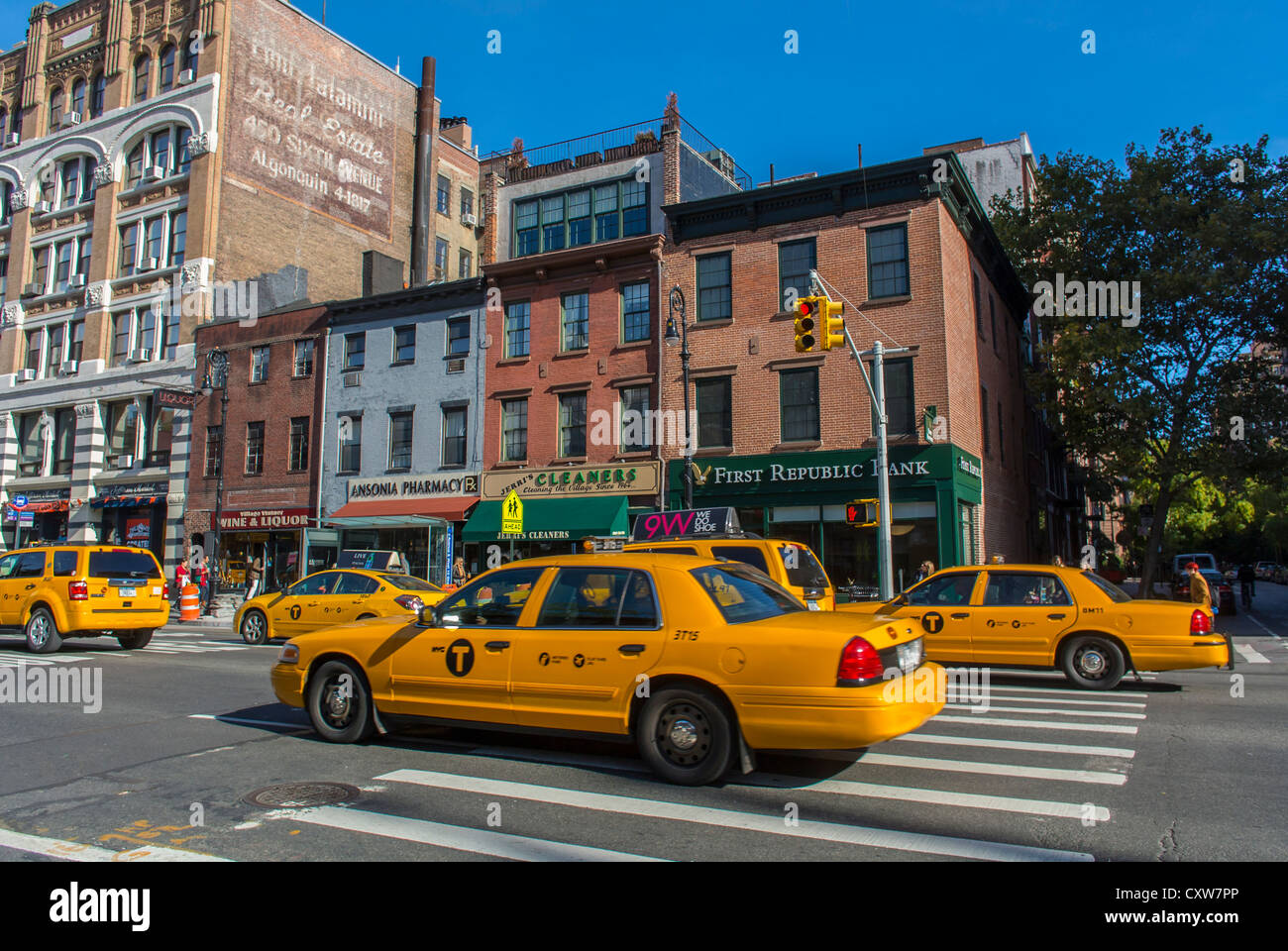 New York City, NY, USA, Straßenszene in Greenwich Village-Bereich. Gelbe Taxis fahren auf der Sixth Avenue, Manhattan Stockfoto