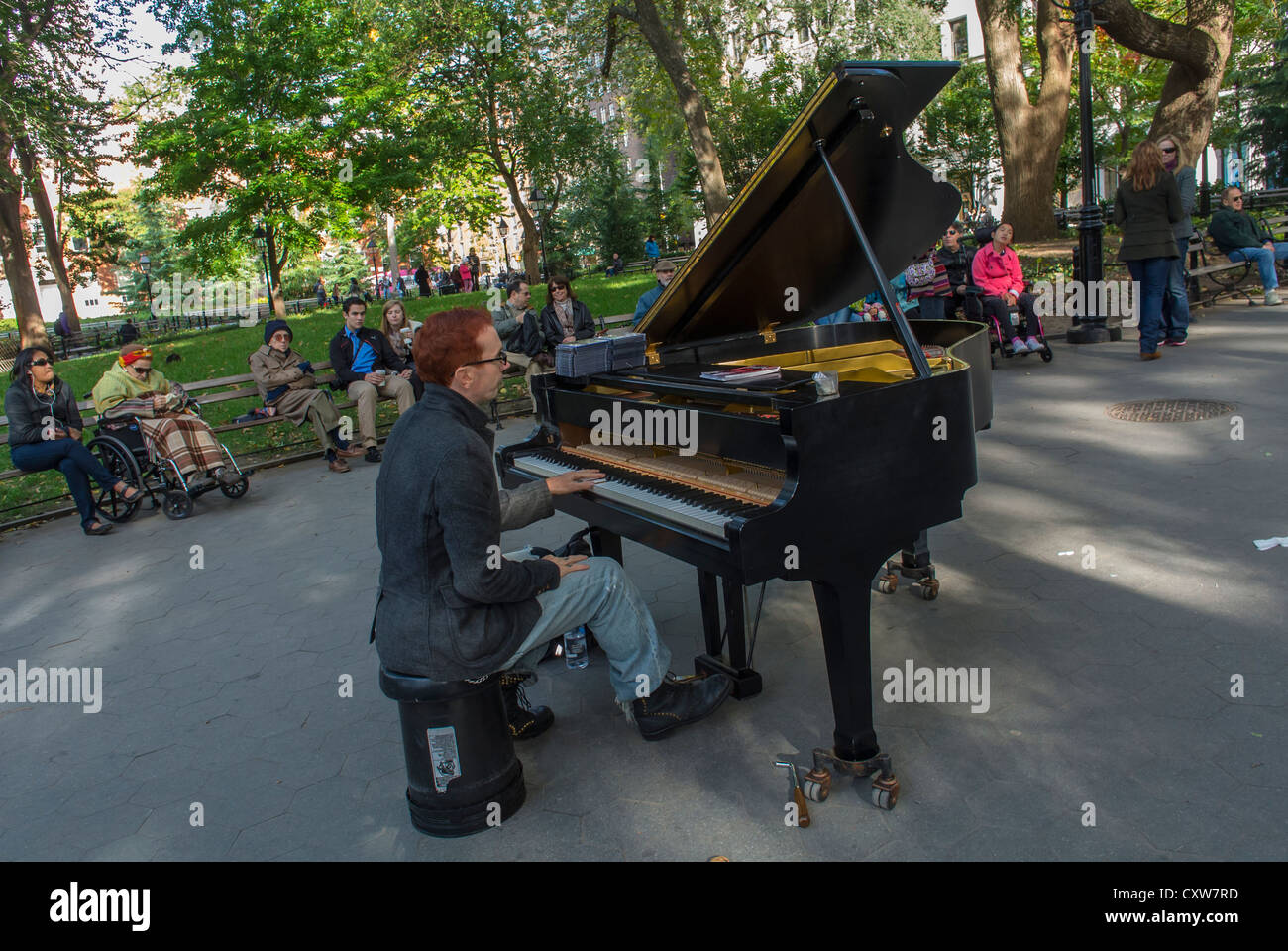 New York City, NY, USA, Piano Player durchführen im Washington Square Park, draußen, im Greenwich Village, Manhattan Stockfoto