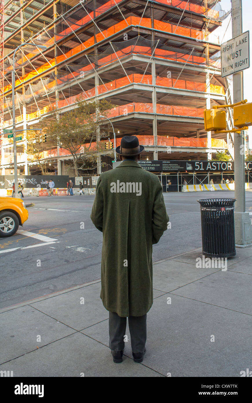 New York City, NY, USA, Straßenszenen, Mann im langen Mantel, Blick auf die Baustelle, 51 Astor Place in Manhattan East Village Bereich Bau Stockfoto